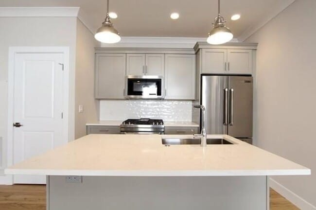 Building Photo - Room Available in Modern 2BR Condo – Jeffr...