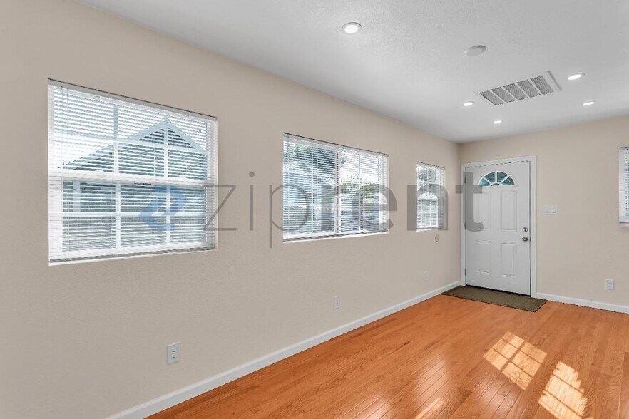 Building Photo - Unit