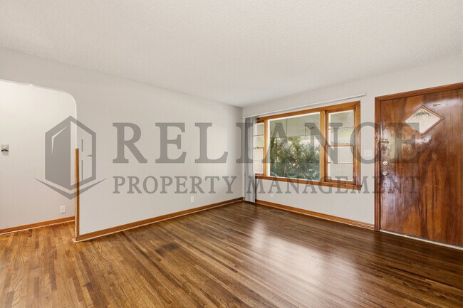 Building Photo - 1620 E Selma St