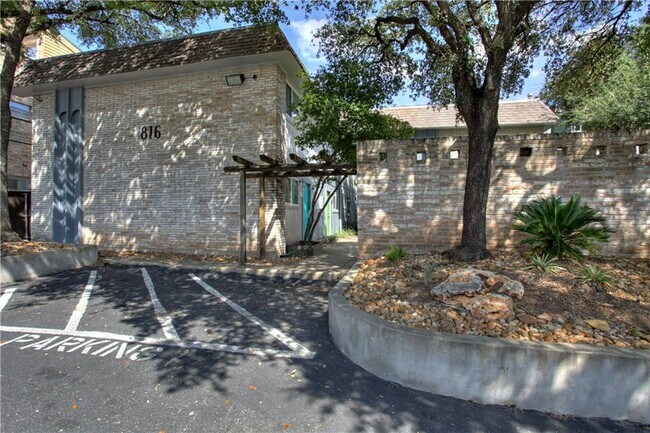 Building Photo - 816 W N Loop Blvd