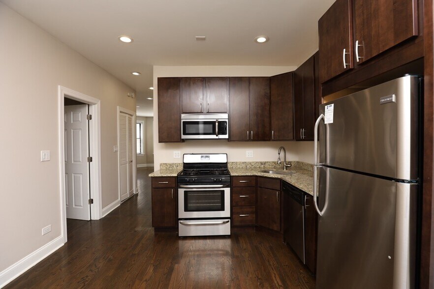 Building Photo - 2019 N Hoyne Ave