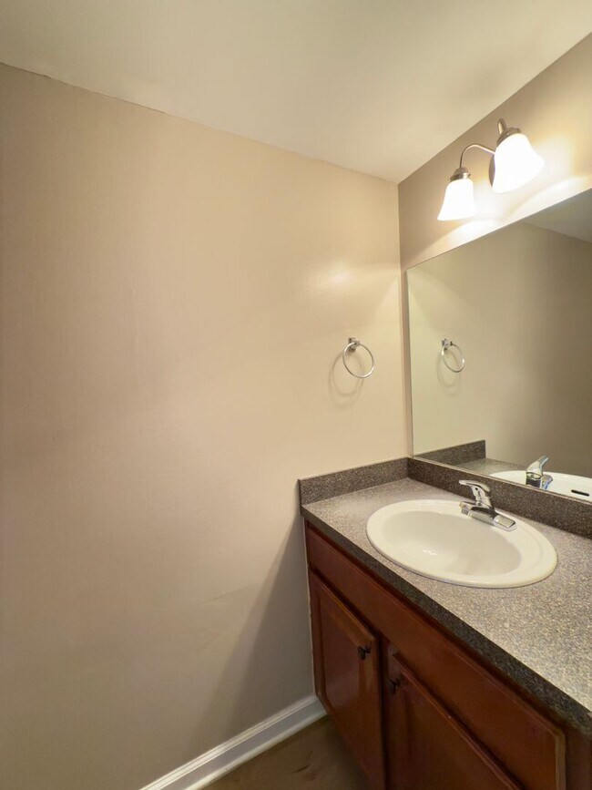 Building Photo - 2 Bedroom/11.5 Bath Dallas Townhome