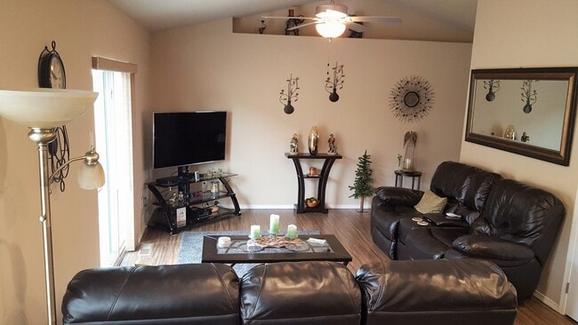 Building Photo - 885 NW 2nd St.