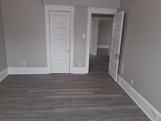 Building Photo - 1337 E 84th St