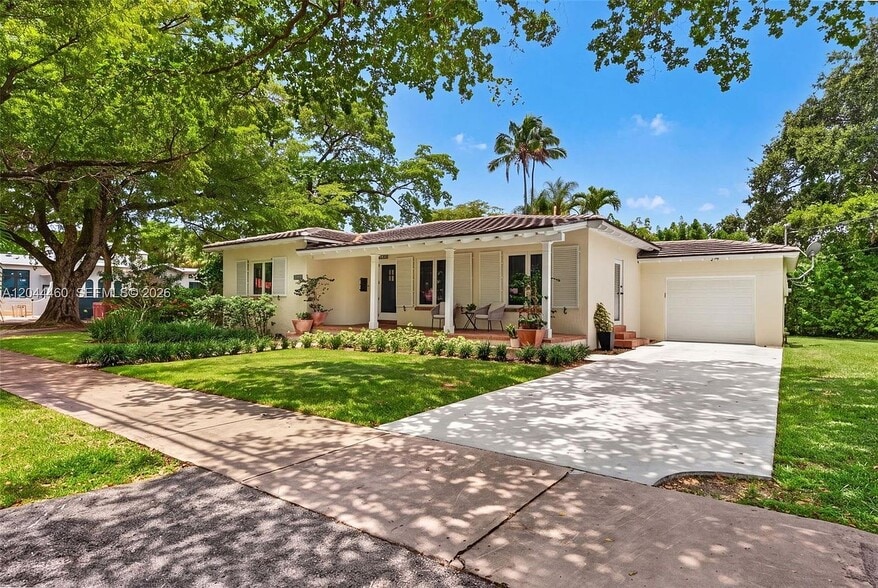 Building Photo - 1710 Segovia St
