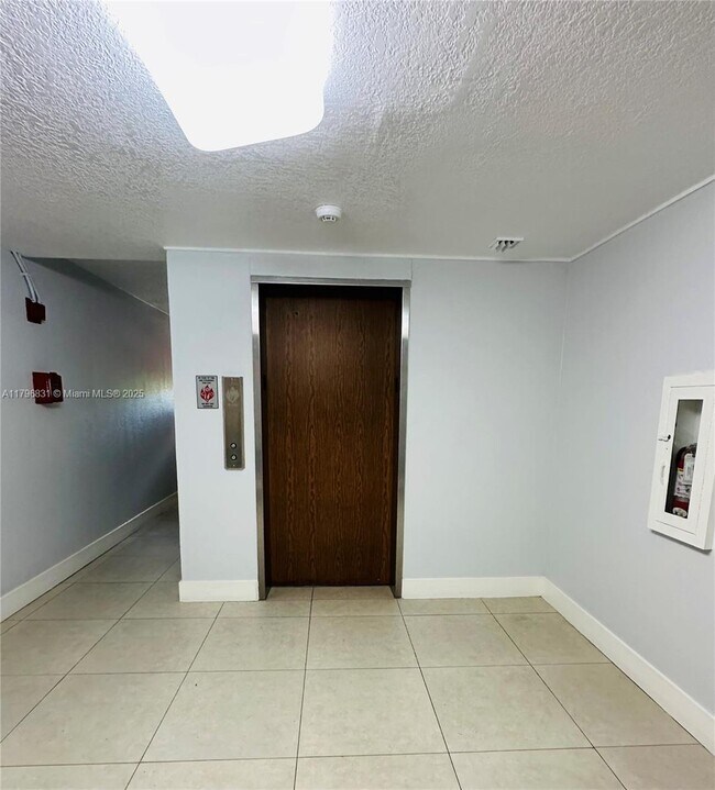 Building Photo - 9350 Fontainebleau Blvd
