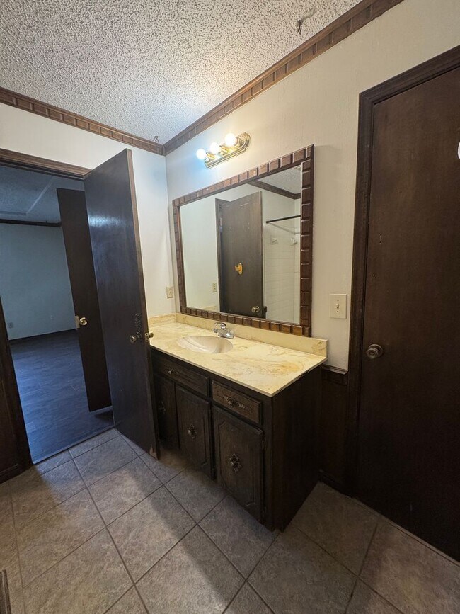 Building Photo - Great Duplex in Medical District 2 Bedroom 1 Bath Washer and Dryer Hook Ups