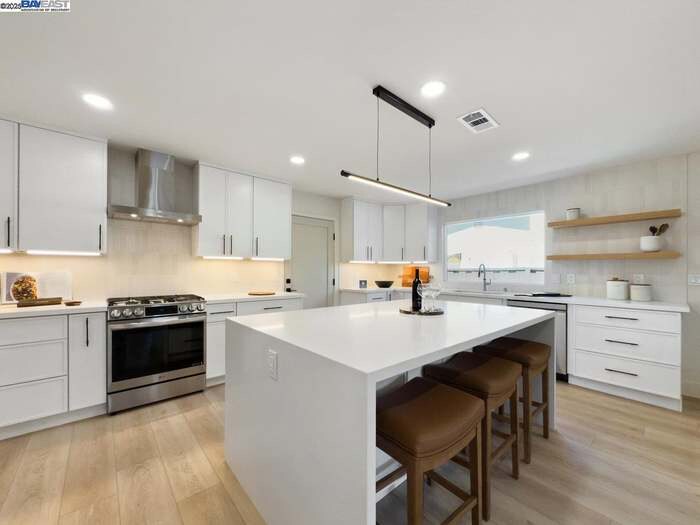 Building Photo - 6196 Inglewood Dr