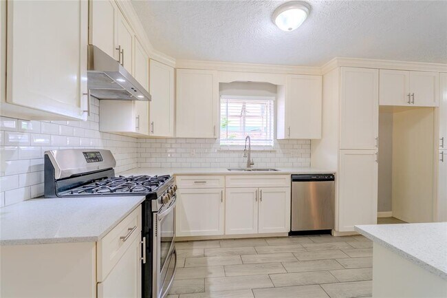Building Photo - 19314 Enchanted Oaks Dr