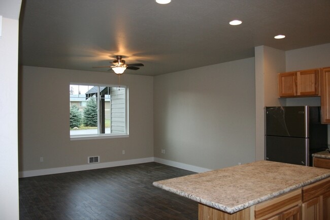 Building Photo - 729 Waverly Pl