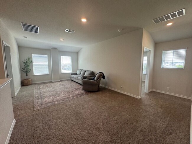 Building Photo - Spacious and Stylish, with over 2,500 sq f...
