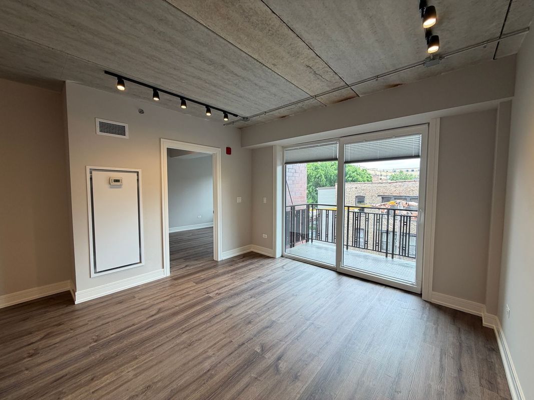 Building Photo - 952 W Carmen Ave