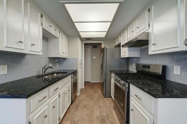 Building Photo - 4102 Hillside Dr