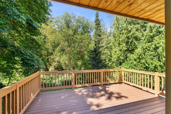 Building Photo - 3 Bed 2 Bath Fully Fenced Split Level Lake...