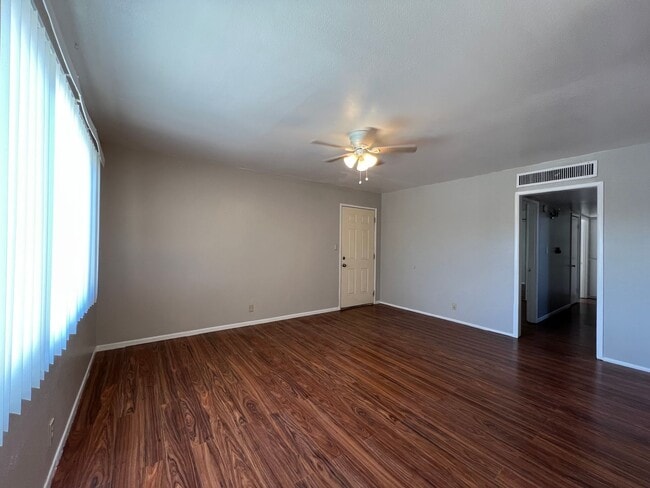 Building Photo - 3 Bedroom 2 Bathroom House Located Near Ca...