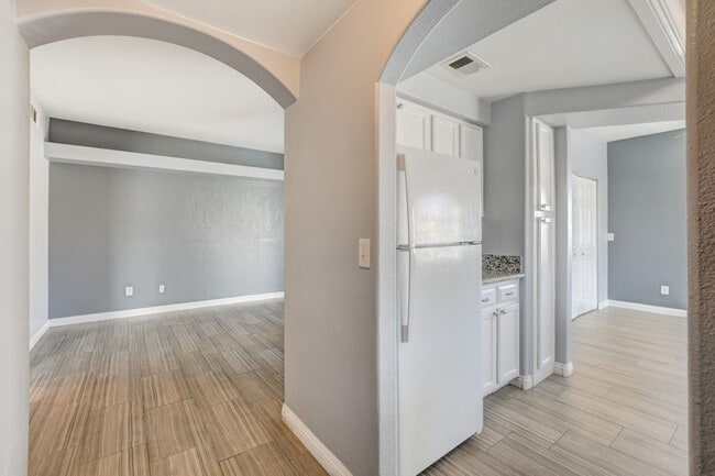 Building Photo - Stunning Upstairs Condo in Gated Indian Wells Community!