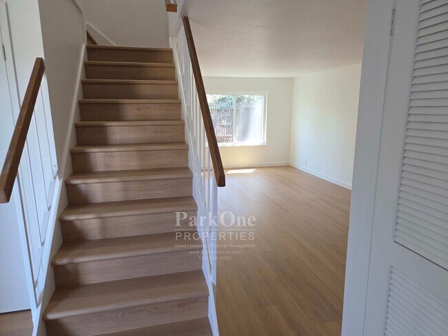 Building Photo - Spacious and Updated Heather Farms Townhome for Lease