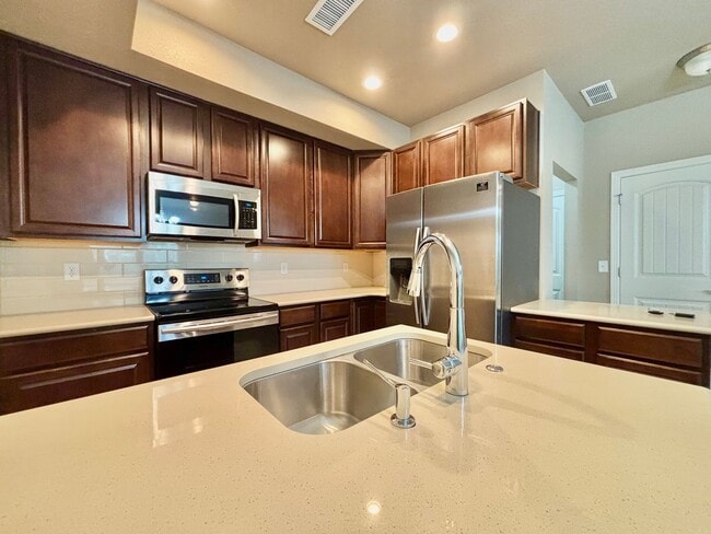 Building Photo - Beautiful 3 bed, 3 bath Townhome in West W...