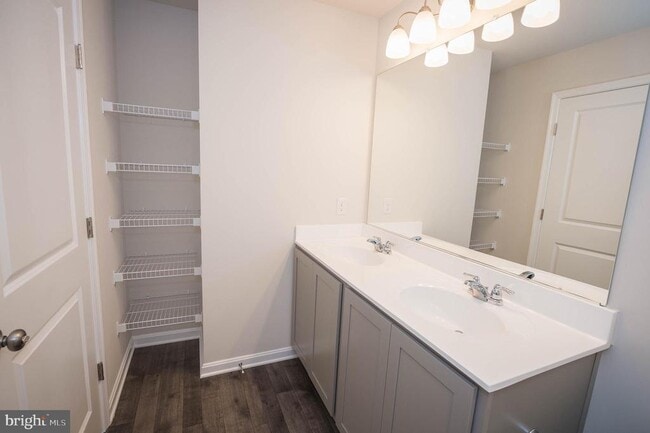 Building Photo - 417 Creekbed Cir