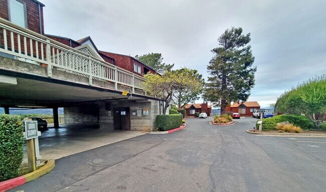 Building Photo - One bedroom top floor corner unit condo with gorgeous view for rent!