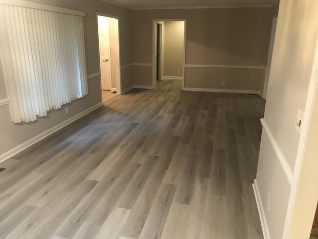 Building Photo - 596 Kings Trail