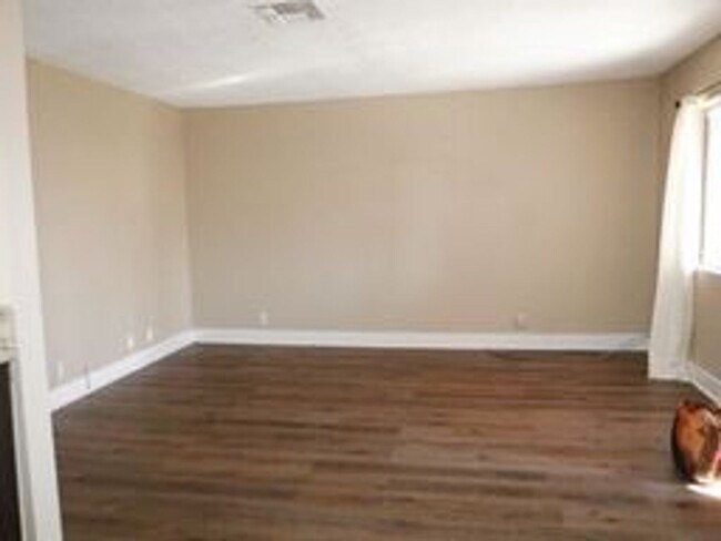 Building Photo - Charming 2nd floor townhome with large, co...