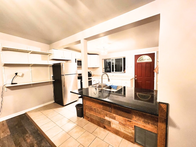 Building Photo - 671 W Clark Rd