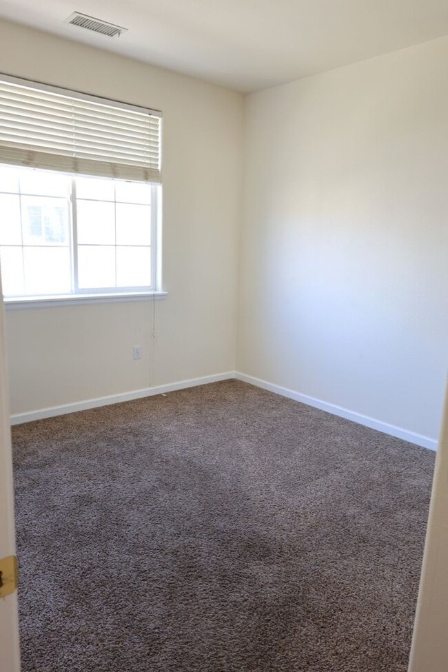 Building Photo - CUTE, CUTE, CUTE 3 BDRM TOWNHOME WITH GAS FIREPLACE!