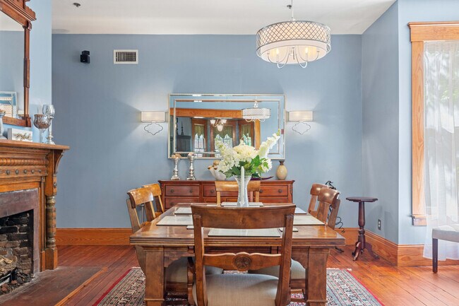 Building Photo - 221 SE 7th St