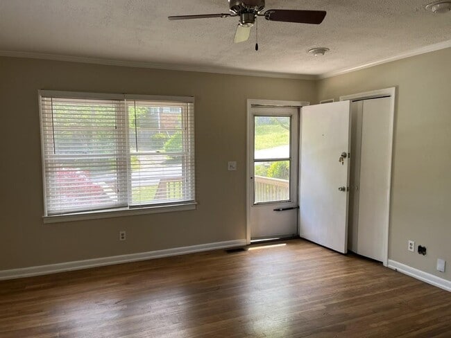 Building Photo - 549 Alpine Way