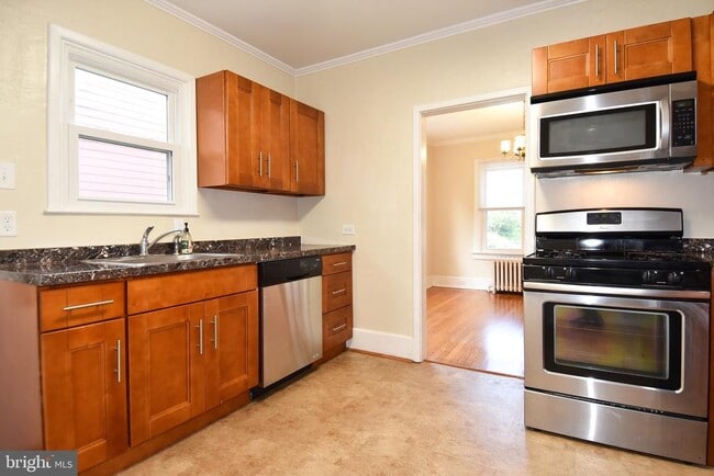 Building Photo - 930 N Danville St