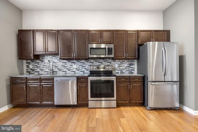 Building Photo - 2418 Frankford Ave