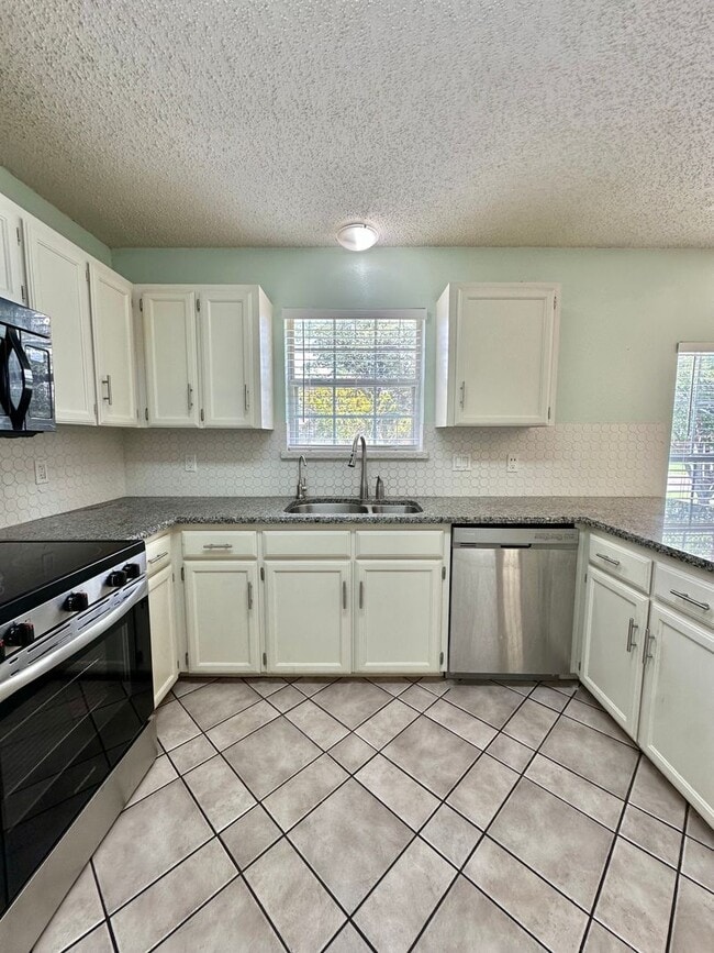 Building Photo - Move in Ready... Charming Home In The Bluf...