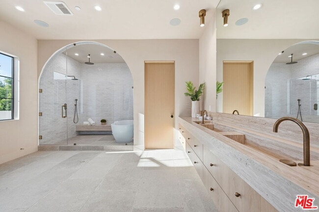 Building Photo - 16643 Addison St