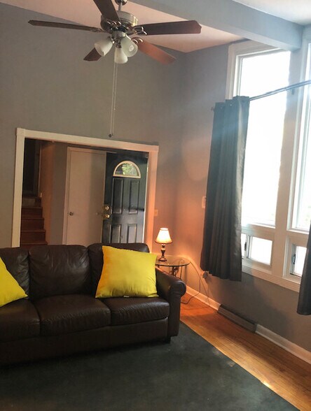 Building Photo - 471 Beverly St