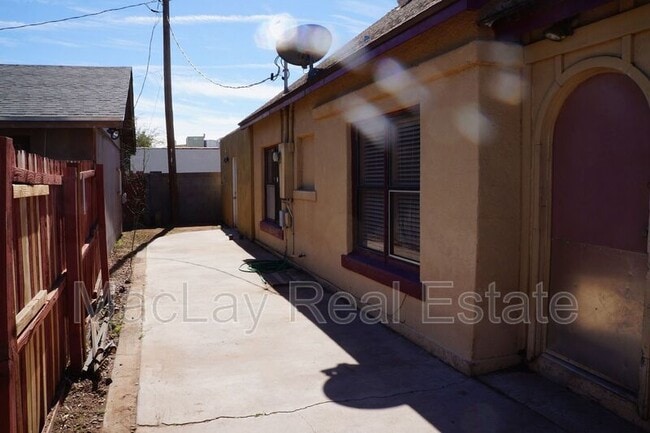 Building Photo - 2227 N 24th Pl