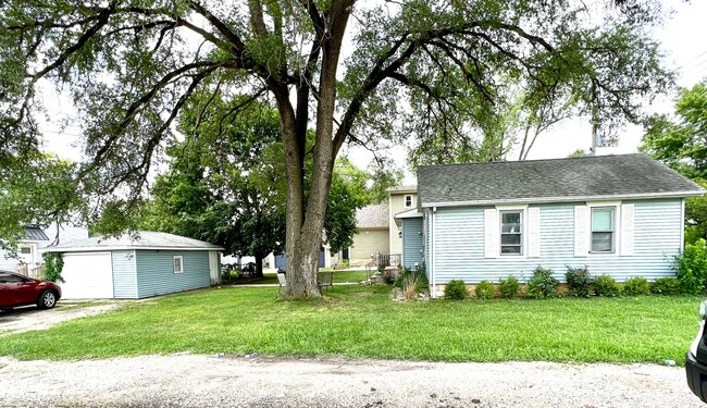 Building Photo - 545 E Division St