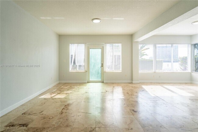 Building Photo - 2180 Bay Dr