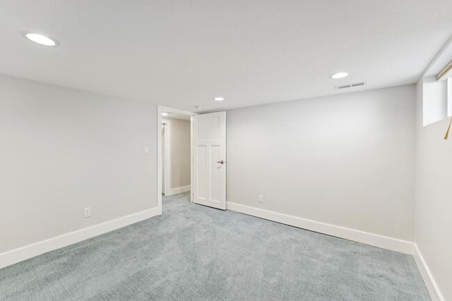 Building Photo - 1041 Yale Ave S