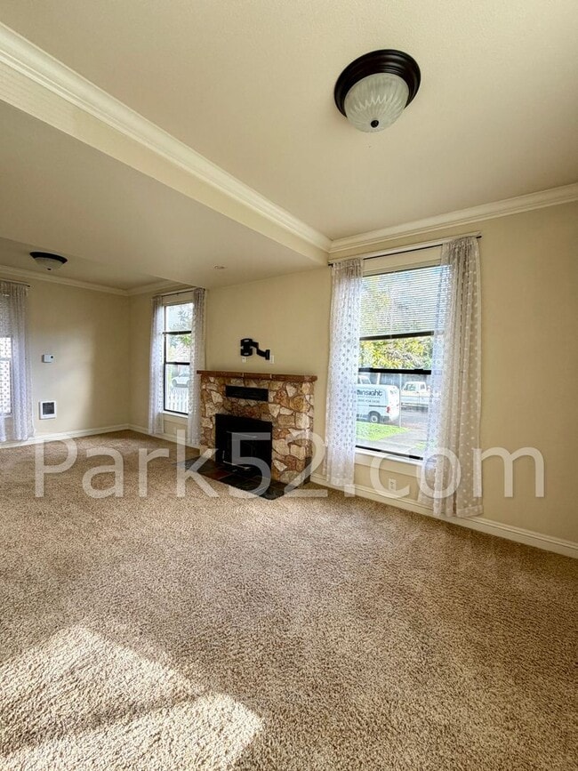 Building Photo - 1 Bedroom Unit in Tacoma Tri-Plex with Washer & Dryer!