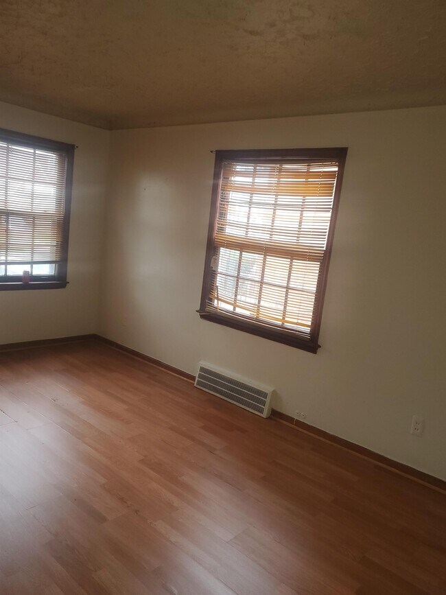 Building Photo - 8544 Roselawn St