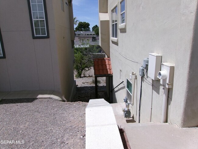 Building Photo - 6262 Escondido Dr