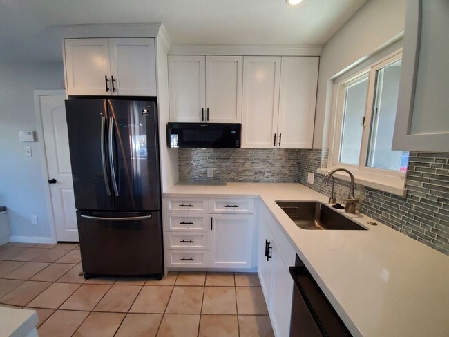 Building Photo - Remodeled 2 bedrom duplex centrally locate...