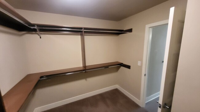 Building Photo - 3 Bed 2.5 bath plus bonus-Fenced-corner lo...