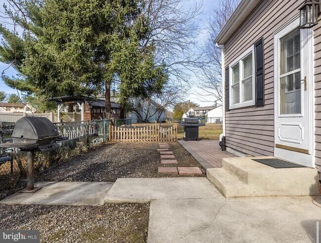 Building Photo - 44 Brambling Ln