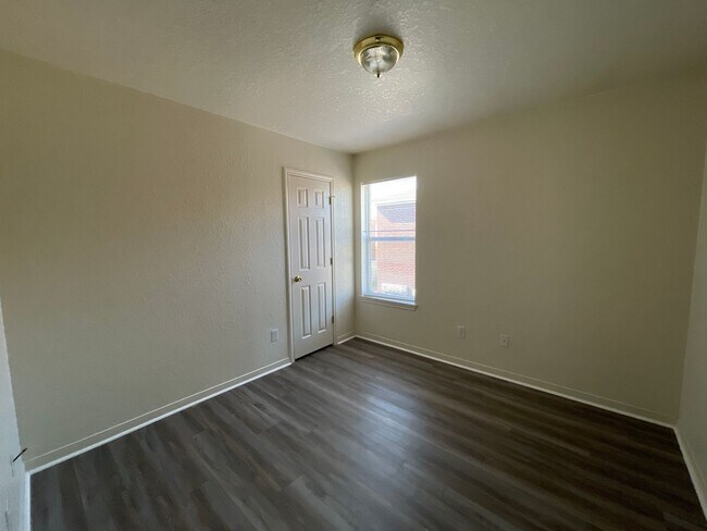 Building Photo - 1606 Dugger Cir