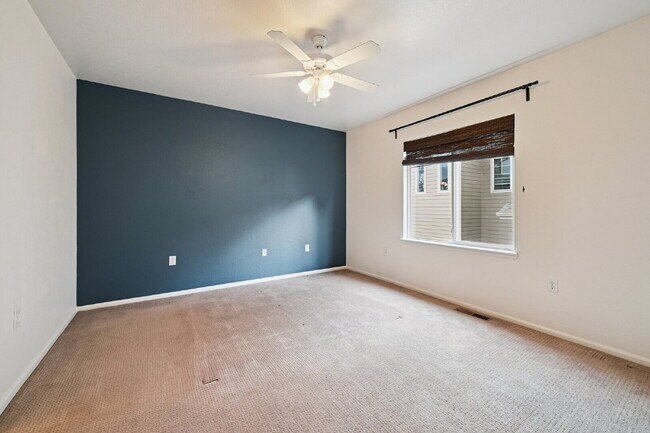 Building Photo - 3-Bed Townhouse with Open Floorplan, 2.5 Baths, and Fireplace in Rolling Hills!