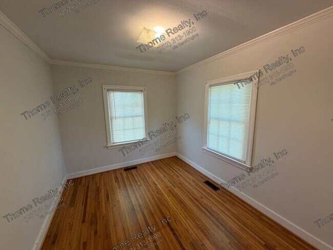 Building Photo - 2233 Oak Dr