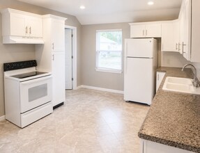 Building Photo - 3 Bed / 1 Bath Home in Dubuque