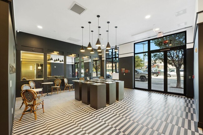 Building Photo - 139 Christopher Columbus Dr